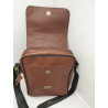 Morral Francesco color roble con tapa y correa en negro
