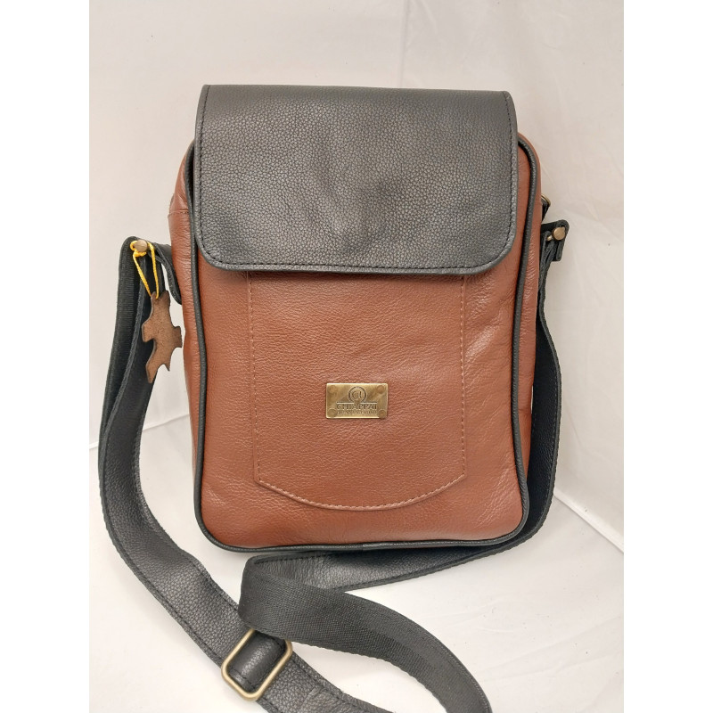 Morral Francesco color roble con tapa y correa en negro