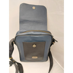 Morral Francesco color azul con tapa y correa en negro