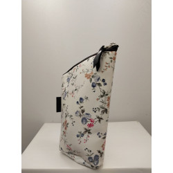 Yerbero de cuero color floreado blanco