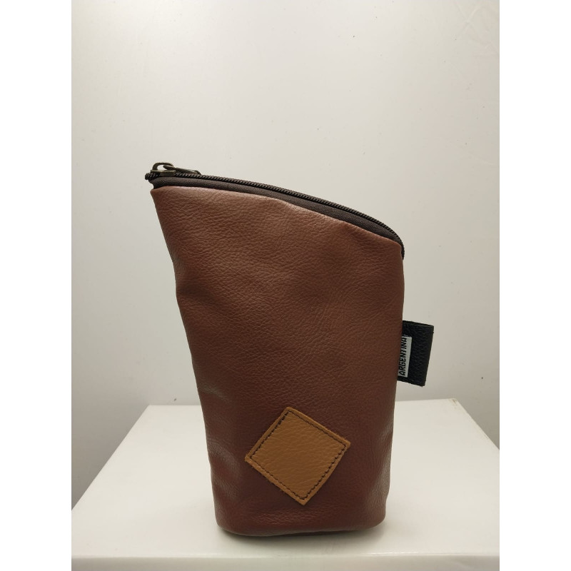 Yerbero de cuero color graneado roble