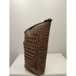 Yerbero de cuero color reptil marrón