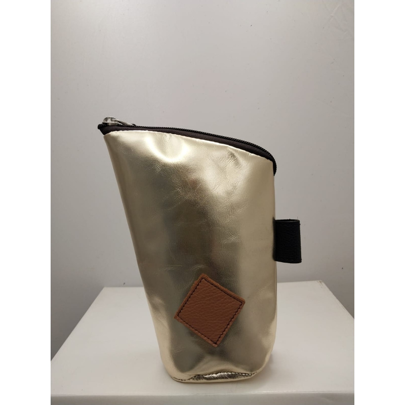 Yerbero de cuero color plateado