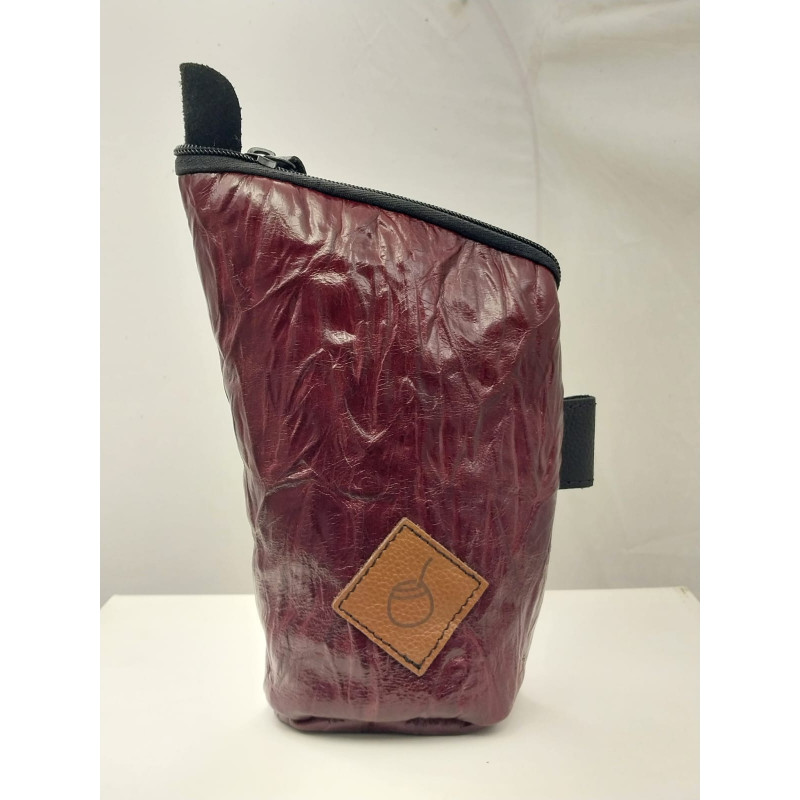 Yerbero de cuero color bordó