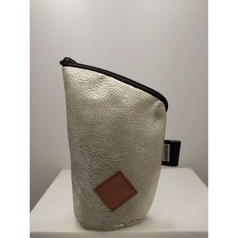 Yerbero de cuero color plata grabada