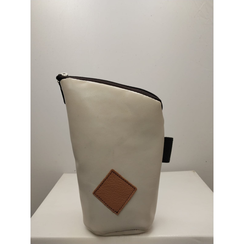 Yerbero de cuero color beige liso